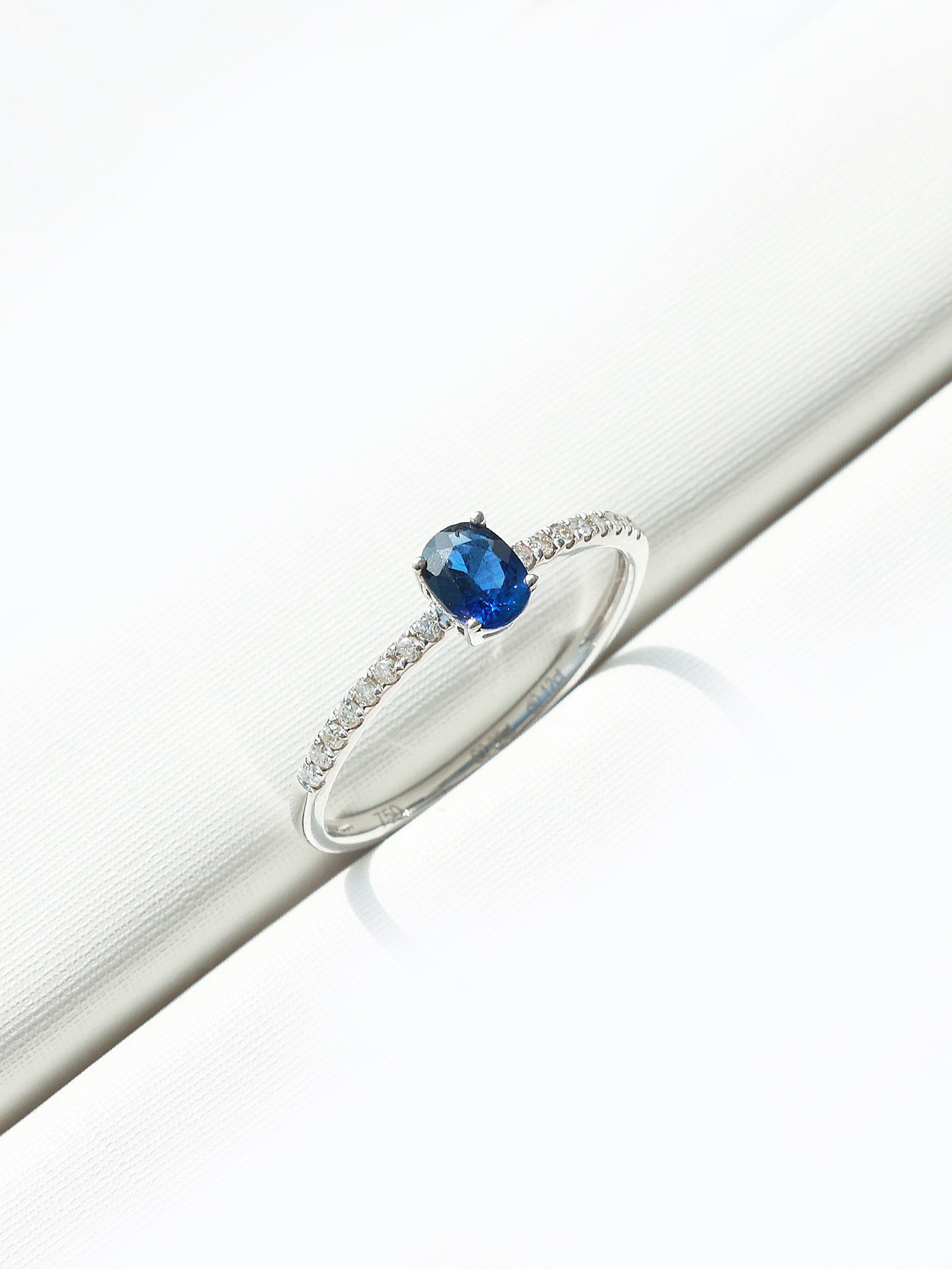 SAPPHIRE WITH DIAMOND RING